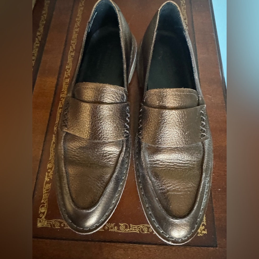 LAST CALL! Clark’s Originals Metallic Hue Loafers Sz 8